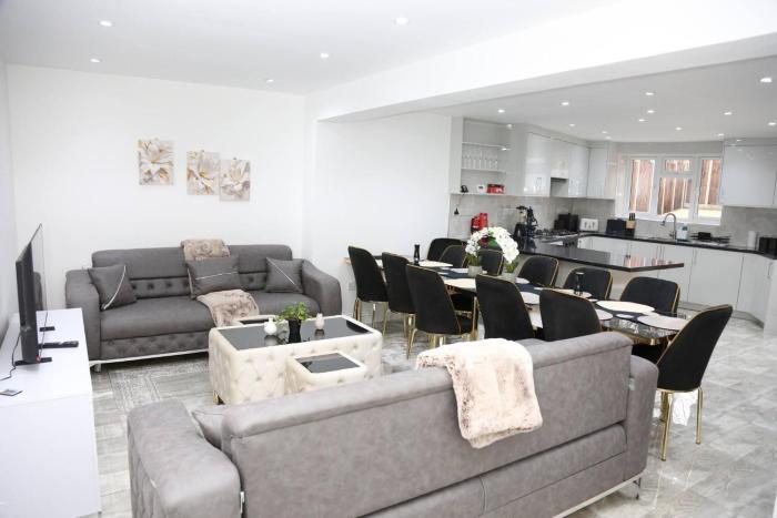 Spacious 6 Bedroom Home with Dedicated Office Private Parking for 2-3 cars