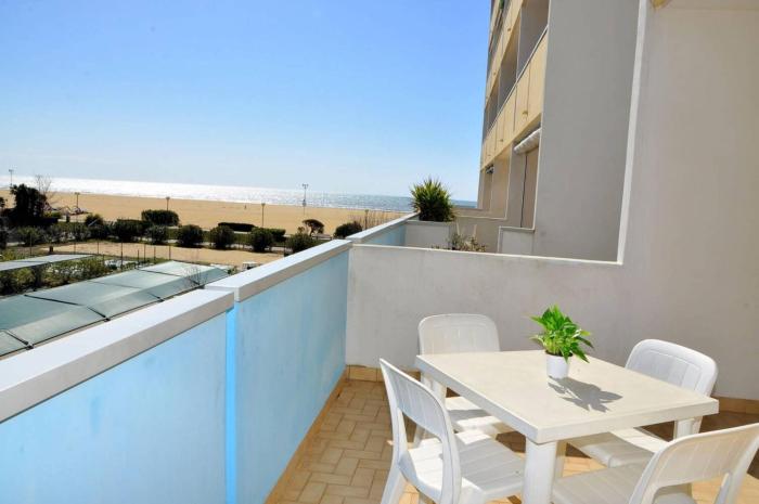 Bright and functional flat with seaview balcony