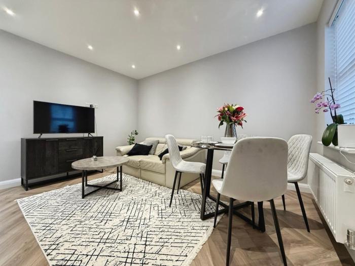 Stylish Modern Home, Fully Equipped