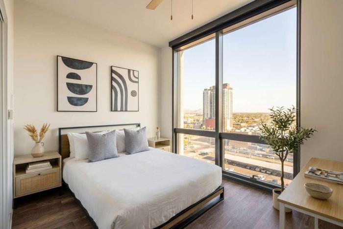 Boulevard Stays Studio Retreat Pool Gym & Parking Included 1