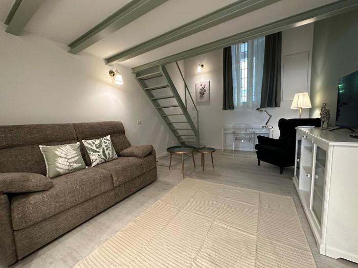 Flowers, a cozy suite in Milan