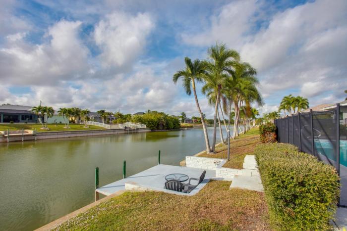 Fishing Dock and Pool Waterfront Cape Coral Retreat