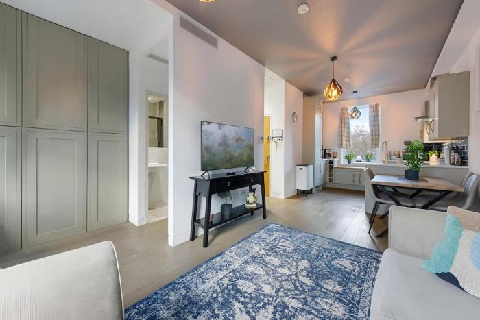 Spacious 3 bed, 3 bath in Central London