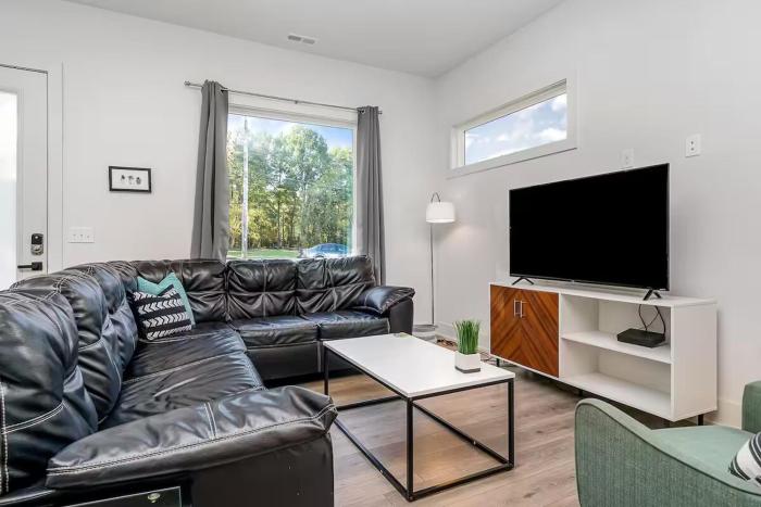 Modern Queen City Retreat-Sleeps 10