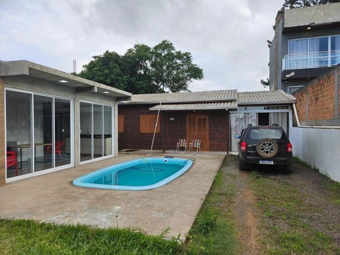 Casa com três quartos, piscina e área Gourmet