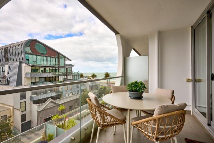 The Halo Port Melbourne Bay and City Views