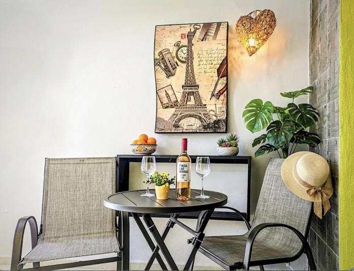 Romantic Escape I Beach 500m I Memory Foam King Bed I AC Kitchen Fast WiFi Value Stay 3B