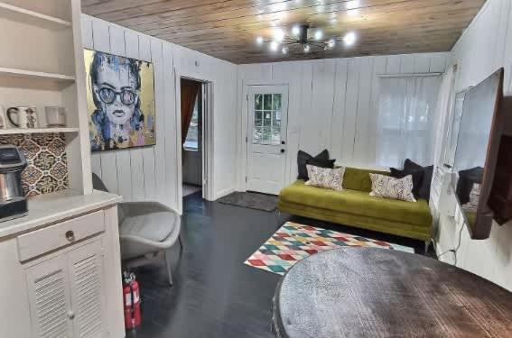 Luxury Island Bungalow MINS to Beach & UF Flagler Hospital