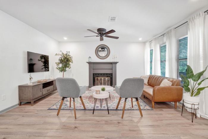 Treehouse Retreat 2Bed 2Bath Entire Townhome in The Woodlands