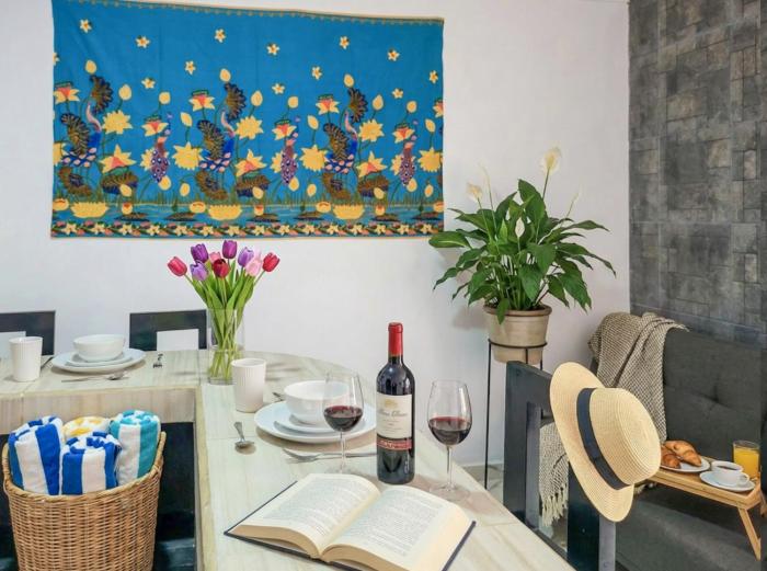 Great Value Romantic Comfy King Bed Suite Steps to Beach Fast WiFi AC 7A