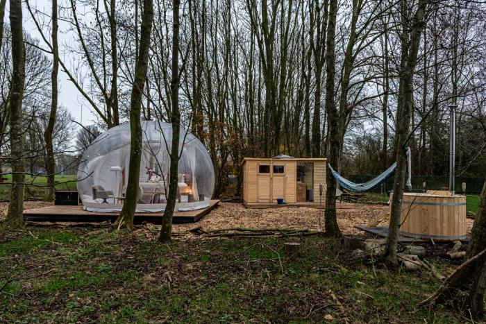 Bubbeltent in bos met hottub, 20m Amsterdam