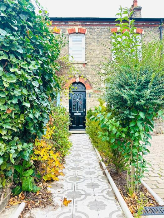 Pet friendly Cambridge townhouse with free parking