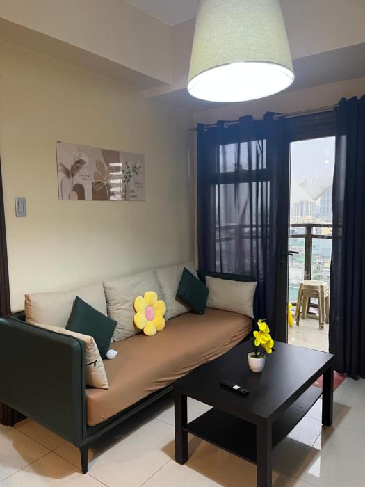 Bayfront Suite in Pasay, With Balcony, Manila Bay View, Near MOA, OKADA, PICC, Airport, WFH ready Free pool and Sauna Access