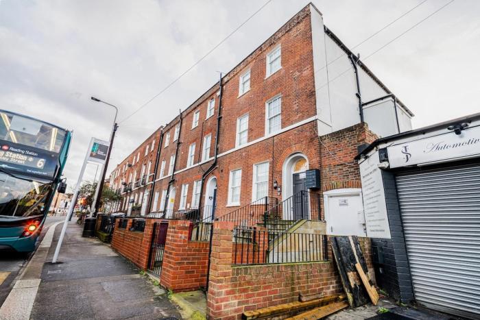 Bright, Cozy and Comfortable 3BR Flat, Walk to Oracle & Station, Abbay