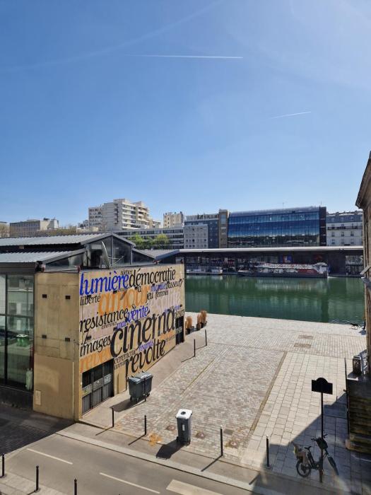 Bright apartment - canal view