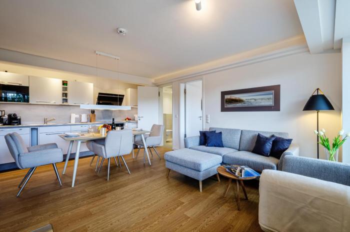 Prora - Stilvolle Ferienwohnung mit Balkon, Echtholz Kamin, Gemeinschaftssauna, Strandkorb am Strand und Waschmaschine - KaSaMimb