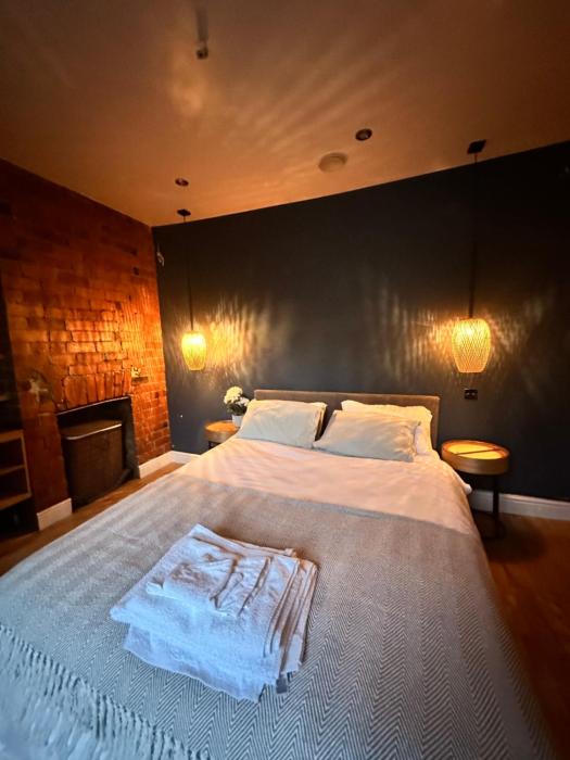 Gorgeous 4BR Oxford Apartment with Church and City Views