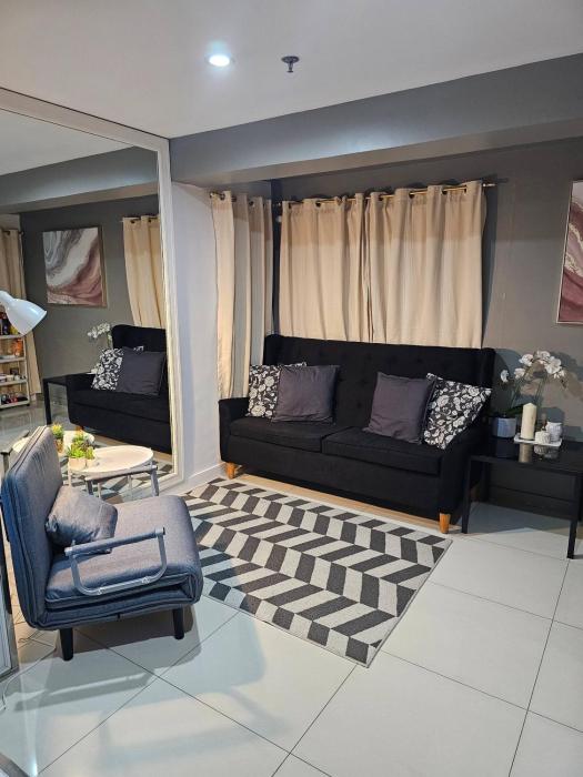 Casa Rosa2 2BR loft in BGC with 55 Smart TV 5 pax