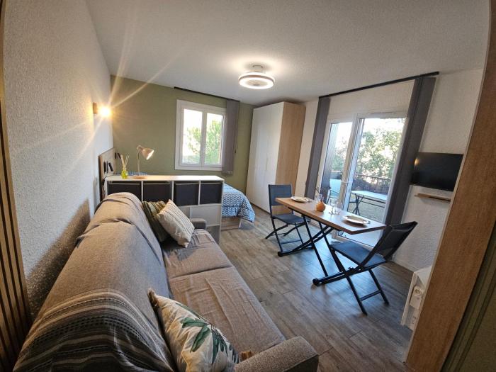 Nouveau-Charmant T1 rénové, Balcon vue sur la garrigue