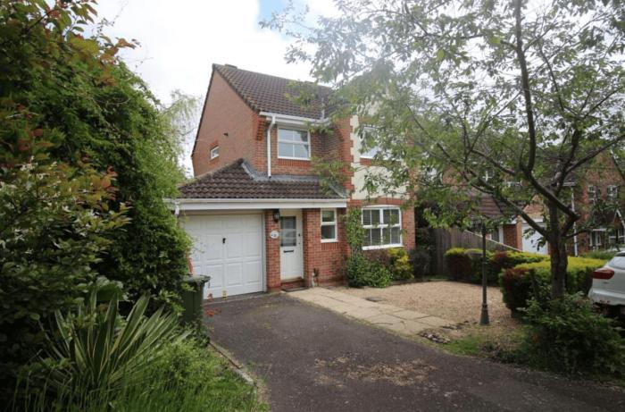 Great Parking and Spacious 3 Bedroom Home Andover
