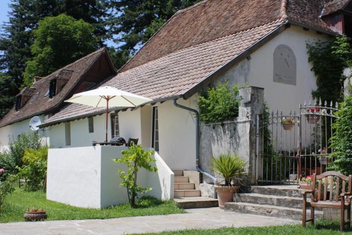 Terrace Cottage at Domaine Lavie - A Cosy Retreat for Two near Salies-de-Béarn