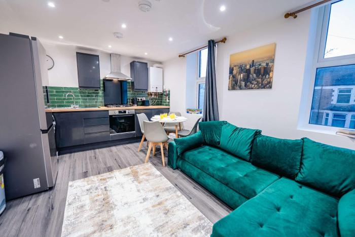 Modern 2BR Flat Steps from Cardiff Pubs & Town