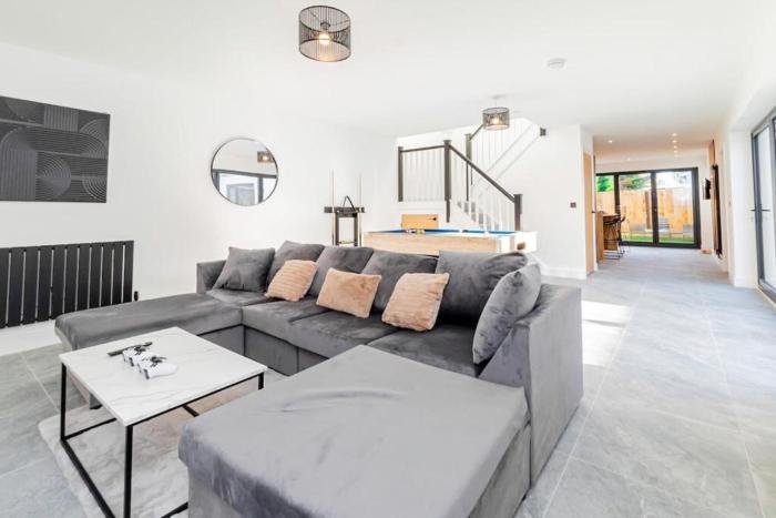 Newport Modern Cozy Home Sleeps 8 with Free Parking