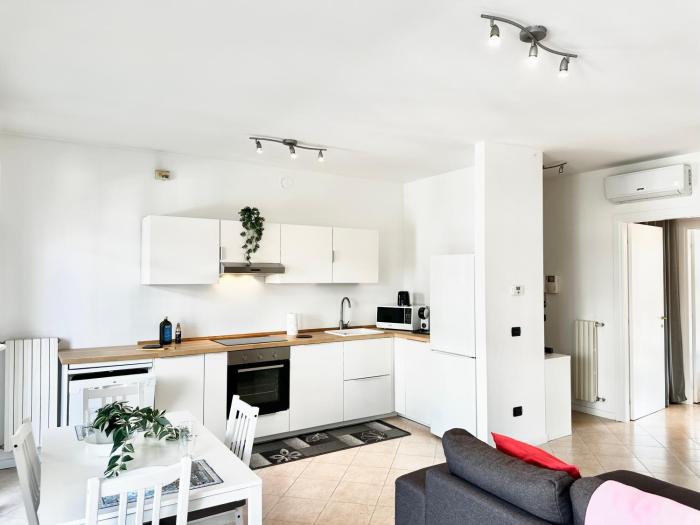 Peaceful Oasis with Balcony and Parking, Milan