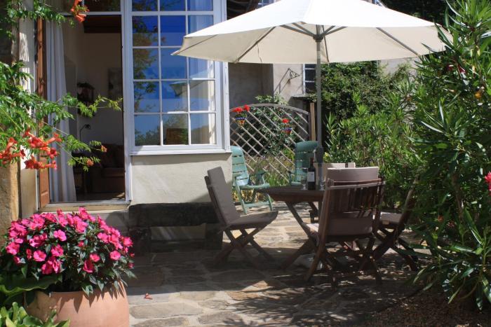 Courtyard Cottage at Domaine Lavie - Charming Béarnais Home near Salies-de-Béarn