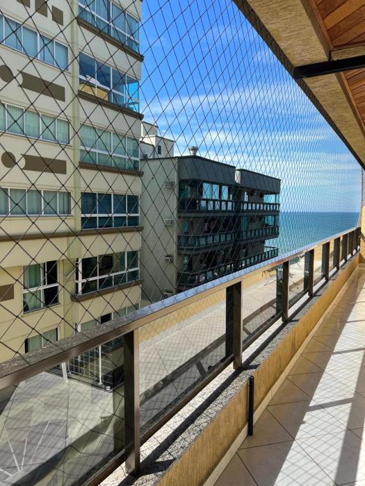 Apartamento lateral mar no centro da Meia Praia