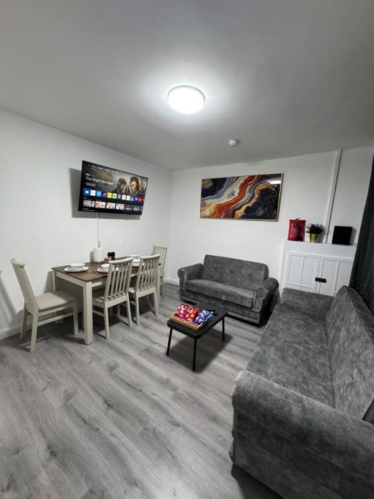 CityBuzz 4 Bedroom House in Nottingham Sleep 7