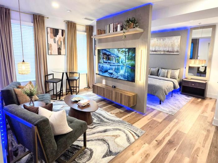 Luxe Suite - Comfort - King Bed and Free Parking