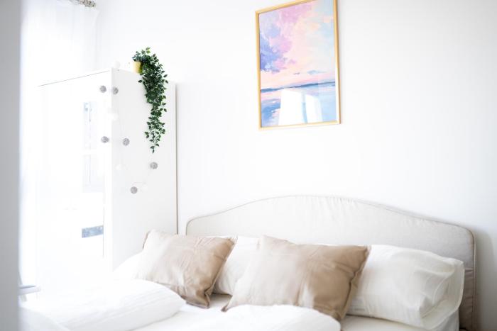 Modern Design Apartment with Balcony & Free Parking - Long Term Stays