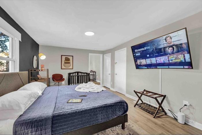 3 mins from Downtown - PS5, King Bed & EV Charger