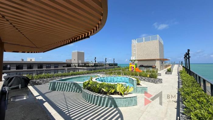 Flat pé na areia com varanda e vista mar