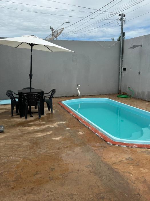 Casa com dois quartos e piscina em mineiros