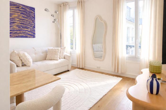 Saint-Germain-des-Prés - Modern-Calm-Bright