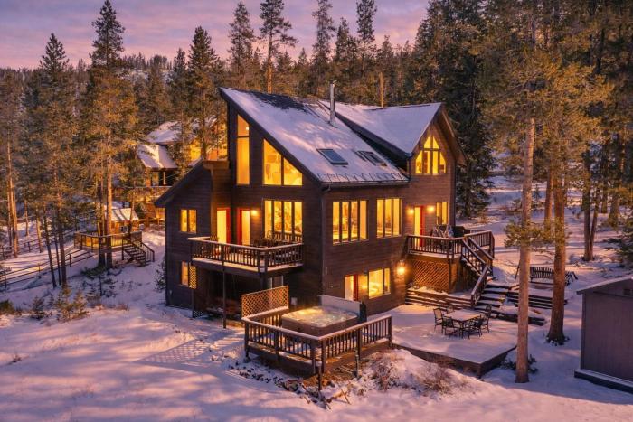 Ullr Haus: Luxurious Mountain Home w Hot Tub Views