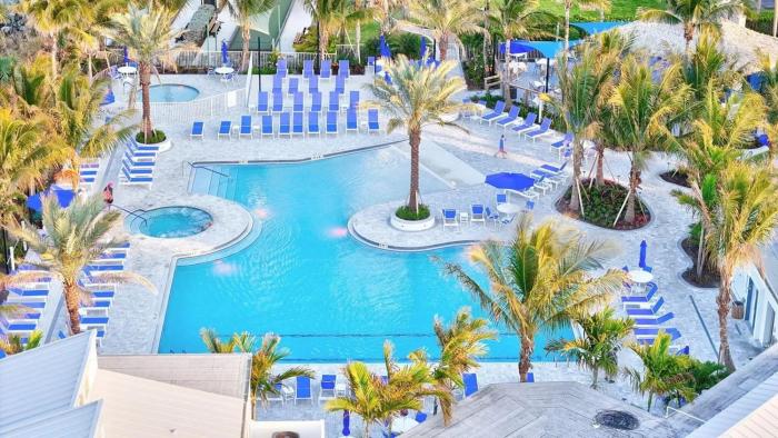 Quiet, Romantic Getaway, Easy walk to the Oceanfront Beach, Resort Style Pool, Hot Tub, King Bed, Air conditioning, fully equipped Kitchen, Fast Wi-Fi, Washer & Dryer, Self Check-in & Keyless Entry, Free Parking