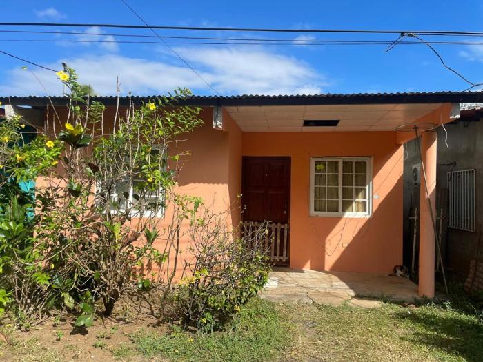 House a 10-minute walk from Porras Park