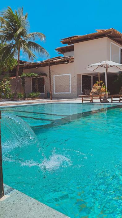 Casa à 70m da praia com 9 quartos sendo 7 suítes