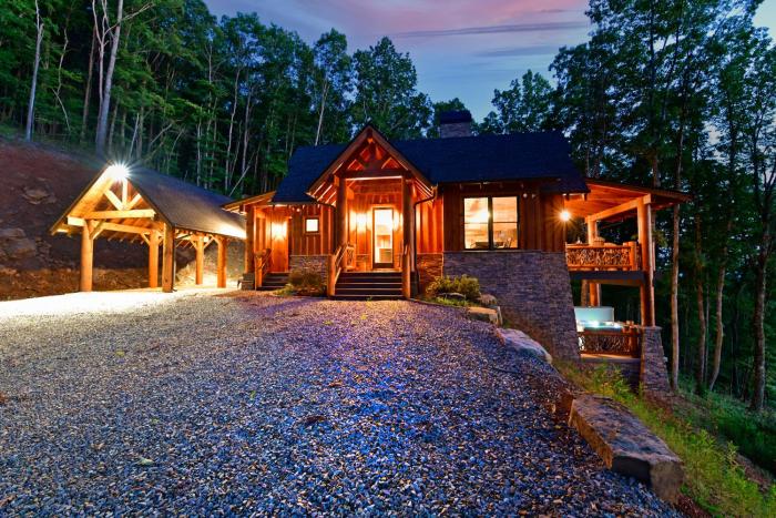 Misty Mountain Luxury mountain cabin with breathtaking views, hot tub, & game room!