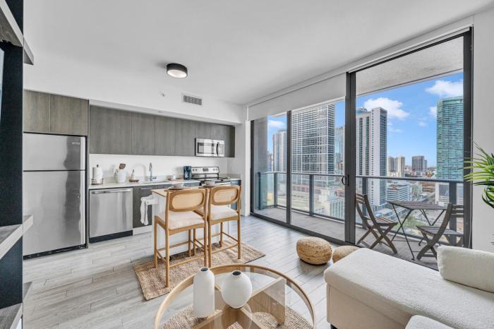 Casas Collection - Luxury High-Rise Condos - Downtown Miami - Pool & Gym - City & Ocean Views