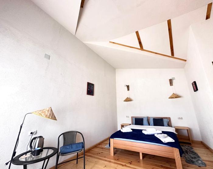 "White House Nakani" - Guesthouse near the centre