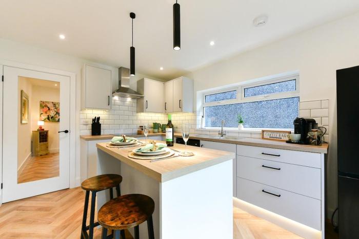 Modern 3 Bed Home in Swansea with Smart TVs Sleeps 7