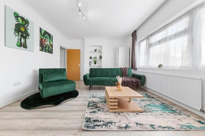 Bright & Modern Flat in North London - Sleeps 8