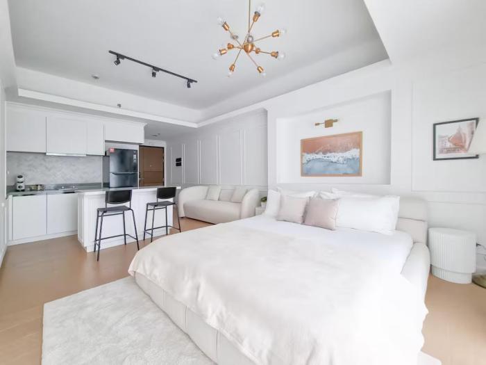 King Bed, Washer, Air Dry, Sauna, Gym & Pool Access, FAST Wi-Fi, Elegant Studio, Near Venice Grand Canal Mall, Walking Distance Britsh Embassy, 5 min drive to BGC, 10 min drive to Manila Airport NAIA 3