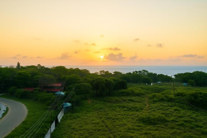 Spacious Sea-View 3BR Family Apartment near Bamburi Beach, Mombasa marine water park & PrideInn Beach resort with Pool & free Parking 5 minutes walk to the beach with a sunrise view above the Sea