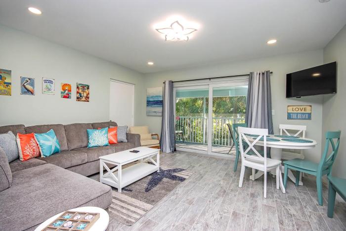 1BR Sanibel Condo Steps to Beach Colony Inn 03