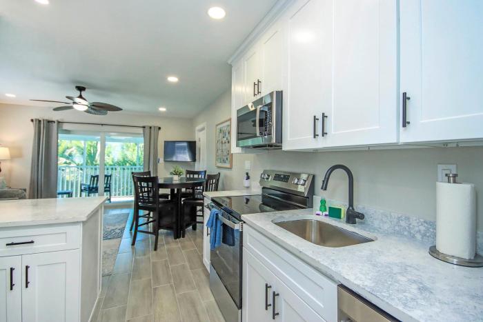 Island Living 1BR Steps to Gulf Colony Inn 55